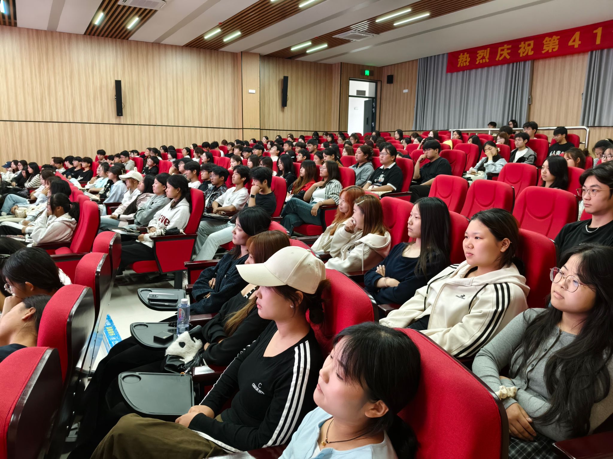 開啟大學(xué)新征程，共筑青春心夢想——文化旅游學(xué)院2025級新生見面會暨會展策劃實(shí)踐項(xiàng)目啟動